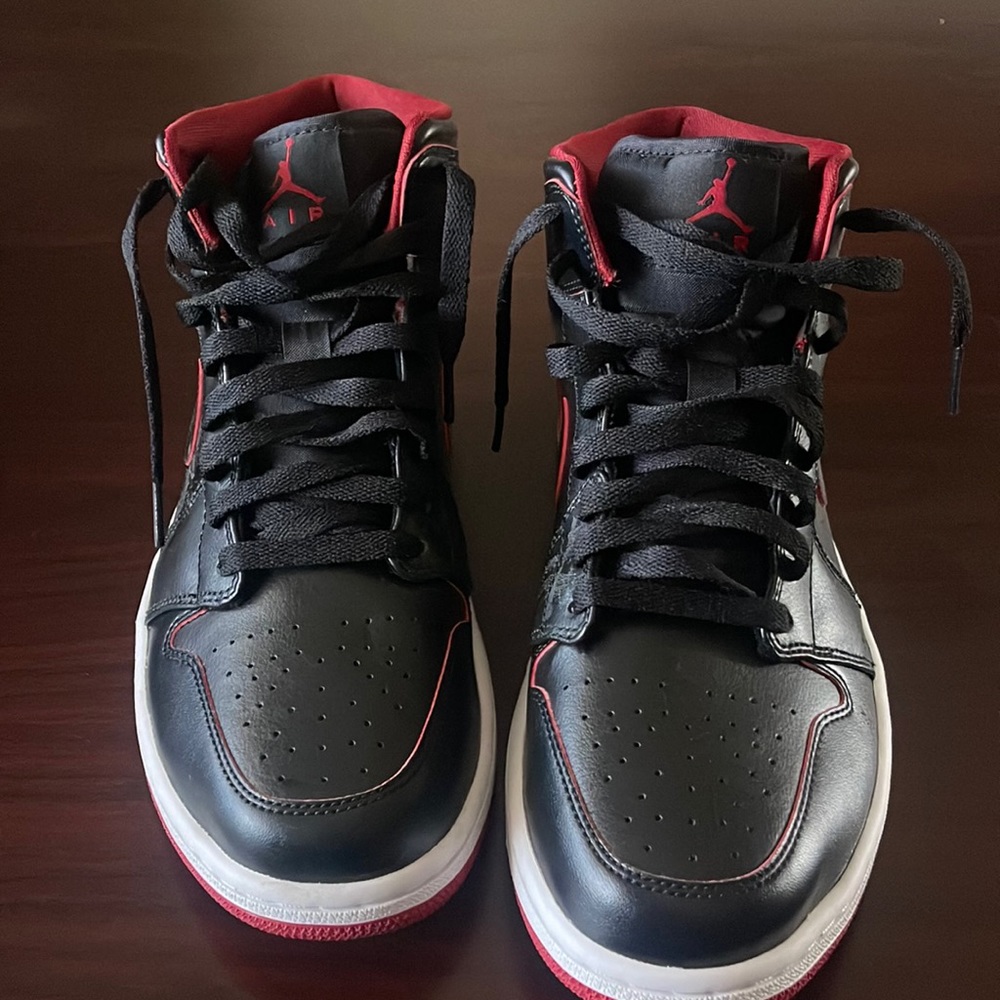 2015 Air Jordan 1 Mid ‘black Red’